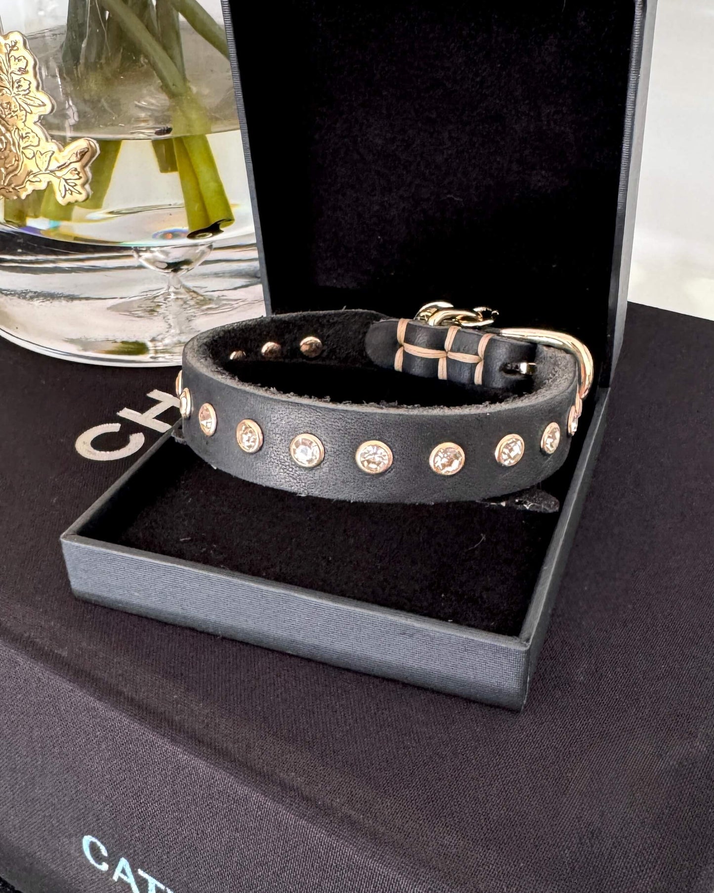 The Iconic Noir Leather Collar