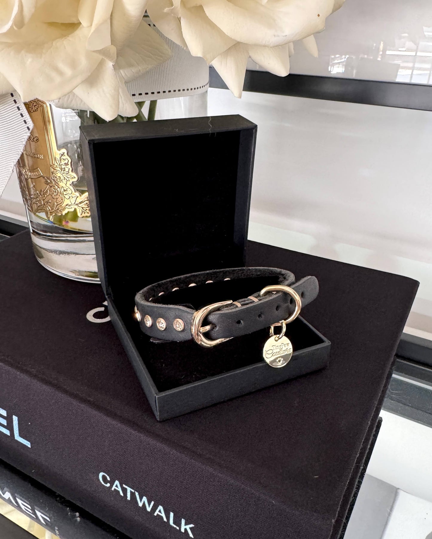 The Iconic Noir Leather Collar